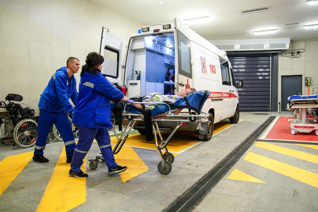 Бригада скорой помощи доставила пациента в отделение экстренной помощи городской клинической больницы