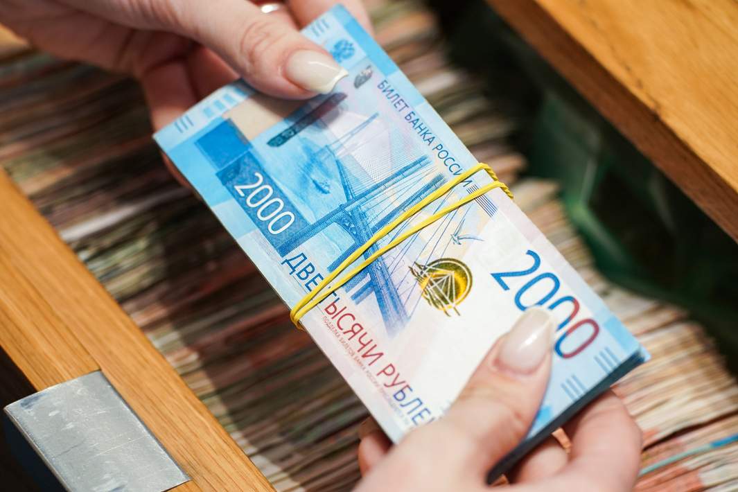 Банкноты номиналом две тысячи рублей