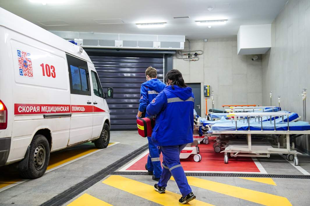 Автомобиль и сотрудники скорой помощи