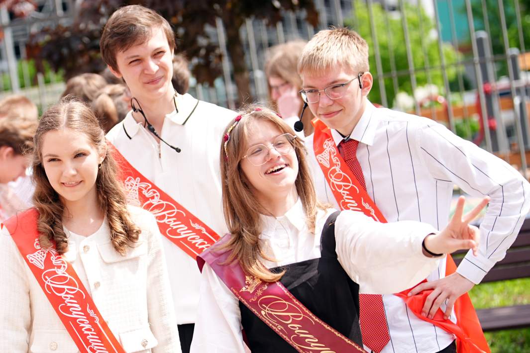 выпускники