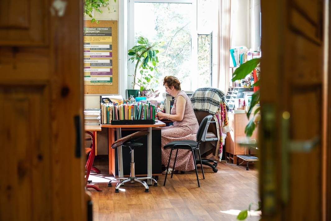 Учитель заполняет бумаги 