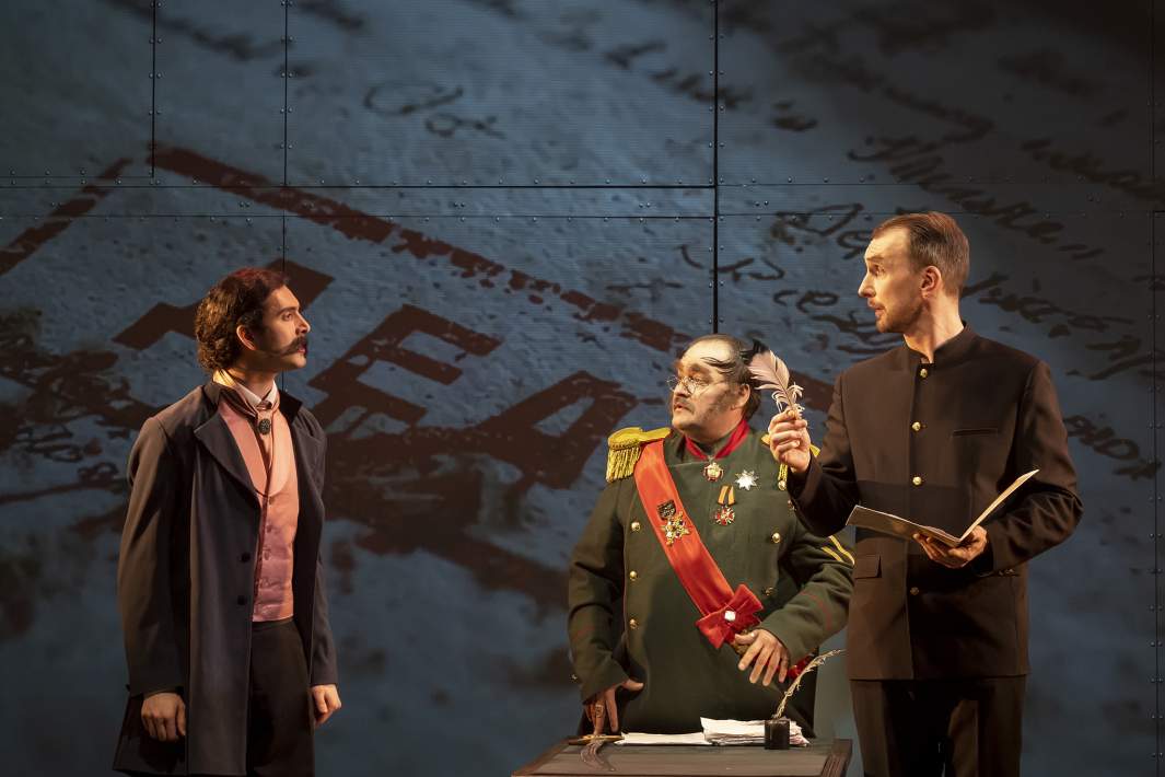 Актеры во время спектакля «Кто убил Симон-Деманш» на сцене театра «У Никитских ворот»