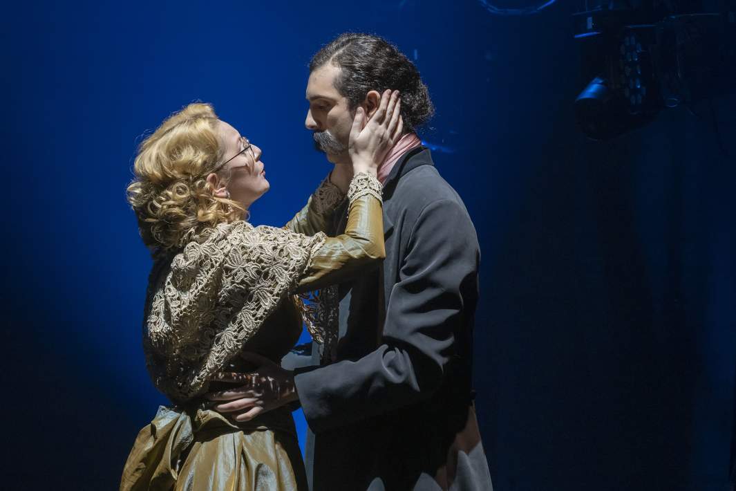 Актеры во время спектакля «Кто убил Симон-Деманш» на сцене театра «У Никитских ворот»