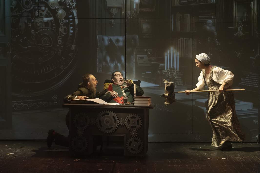 Актеры во время спектакля «Кто убил Симон-Деманш» на сцене театра «У Никитских ворот»