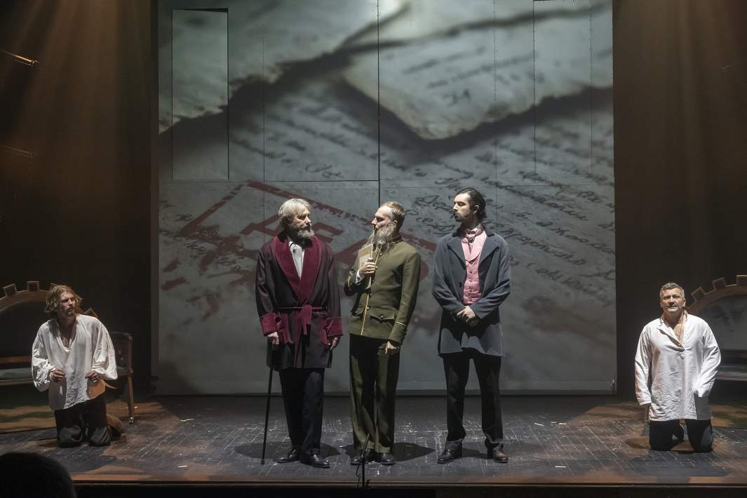 Актеры во время спектакля «Кто убил Симон-Деманш» на сцене театра «У Никитских ворот».