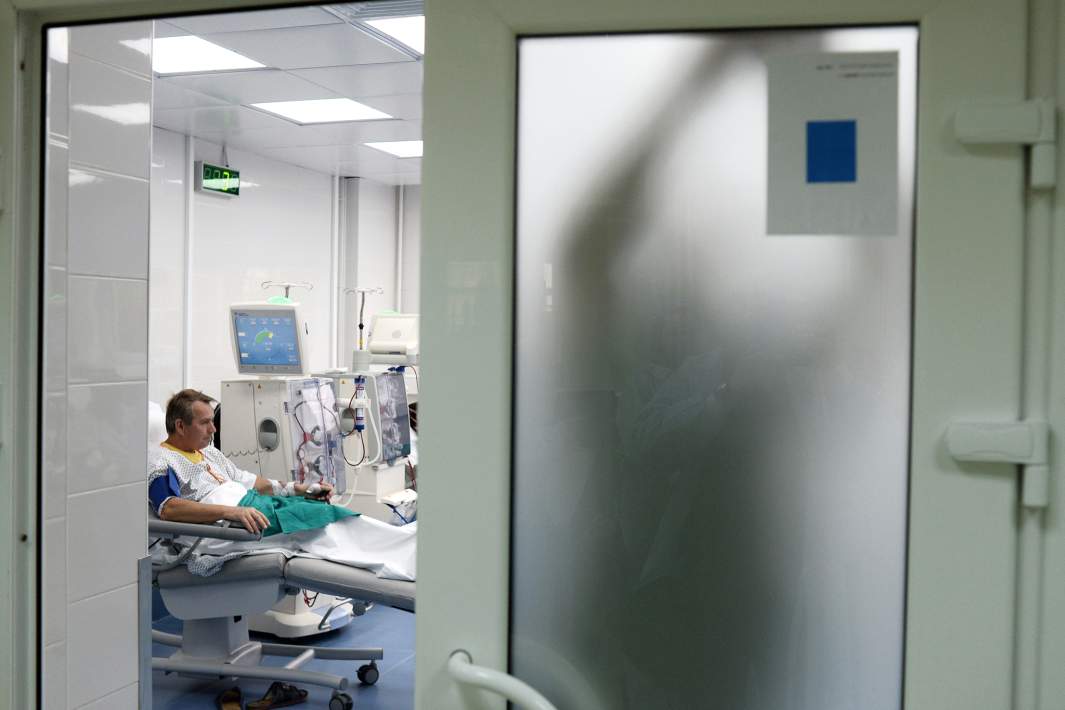 Пациент во время проведения процедуры по очищению крови в Центре гемодиализа