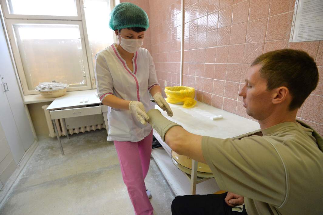 Медсестра накладывает гипс пациенту в травмпункте