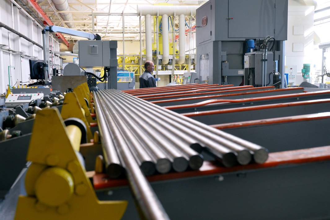 Рабочий в цехе завода