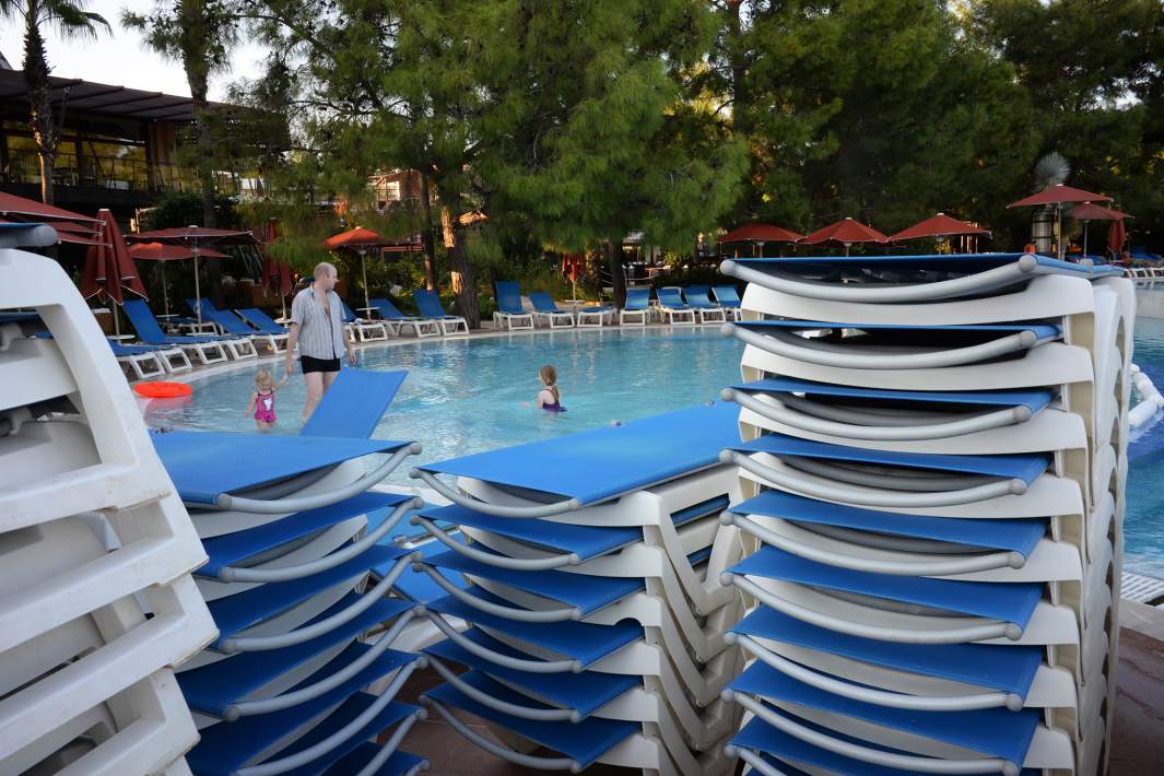 Туристы в бассейне одного из отелей