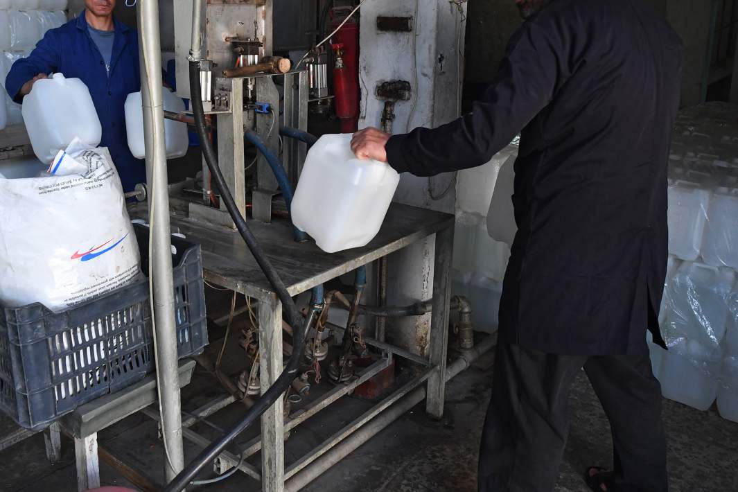 Рабочие на складе спирта