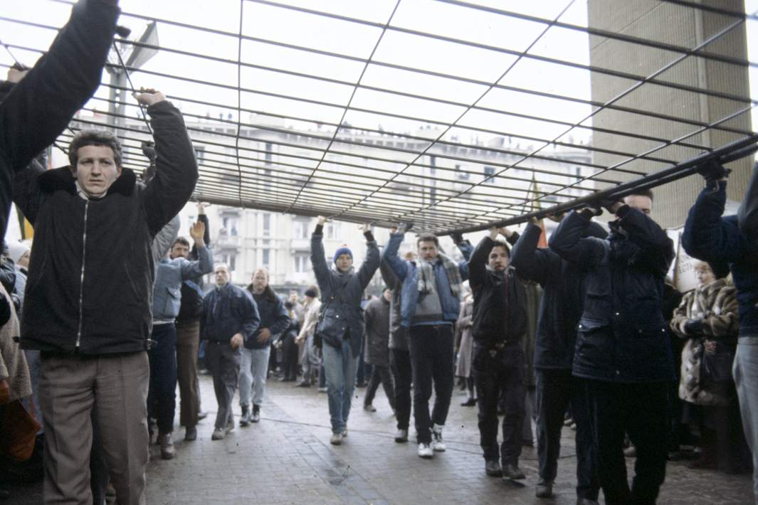 Литовцы устанавливают баррикады в Вильнюсе 