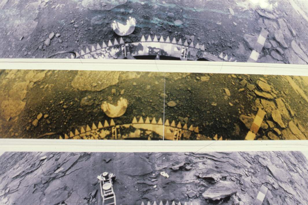 Репродукция изображения панорамы поверхности Венеры, полученные со спускаемого аппарата станции «Венера-14»