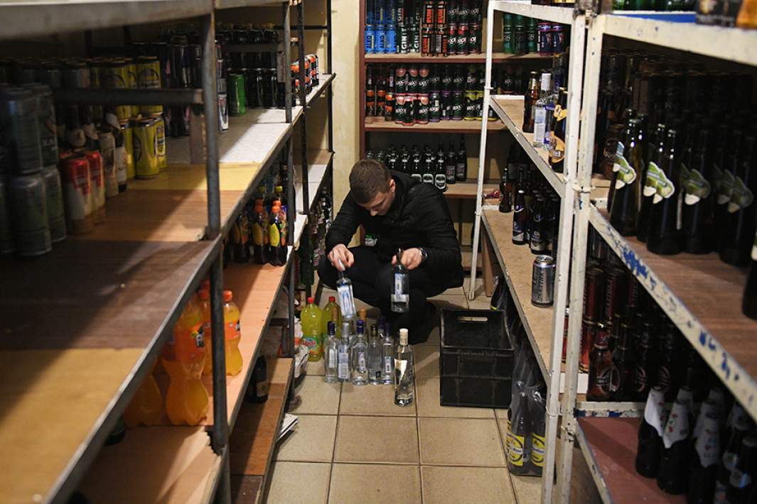 Рейд сотрудников полиции, департамента региональной безопасности и департамента торговли по выявлению точек продажи контрафактного алкоголя в одном из продуктовых магазинов