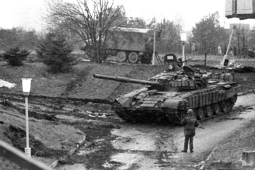 События в Вильнюсе 11— 13 января 1991 года. Военная техника у вильнюсской телебашни
