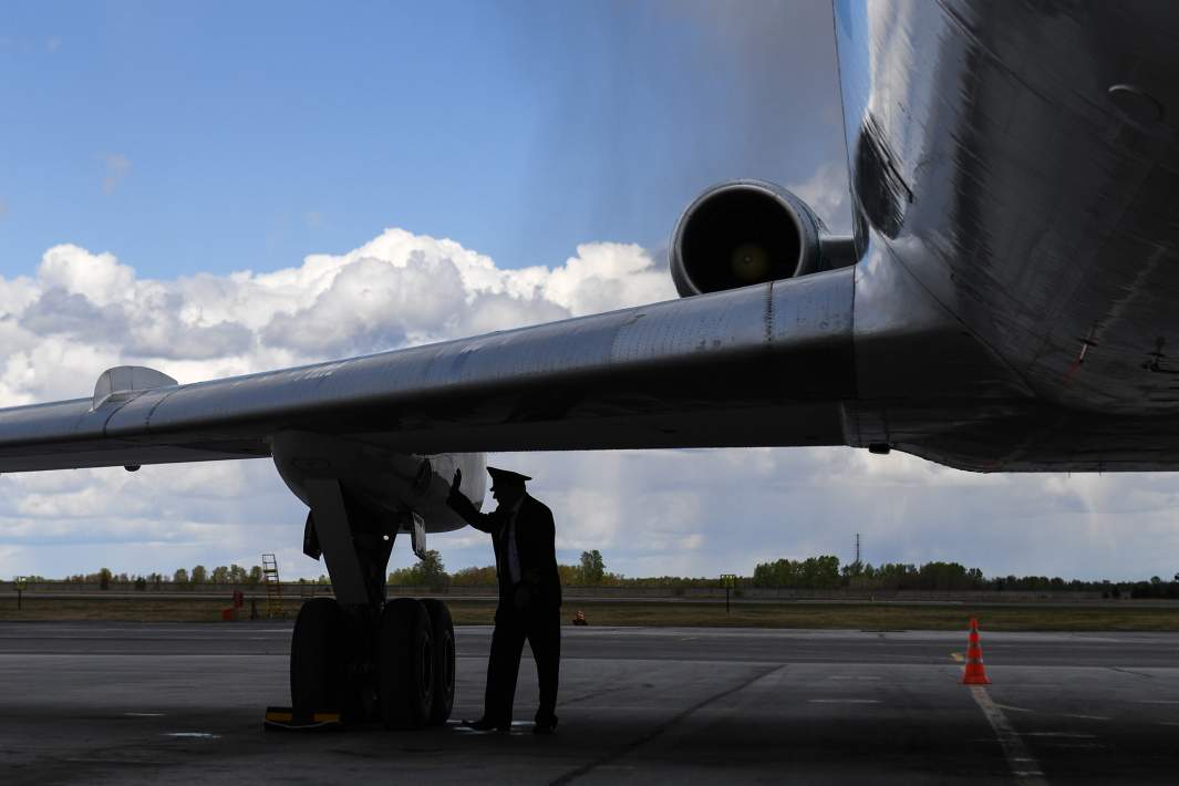 Пилот прощается с самолетом