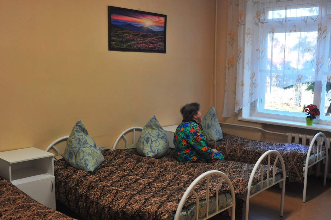 Пациентка в палате психосоматического отделения психиатрической больницы