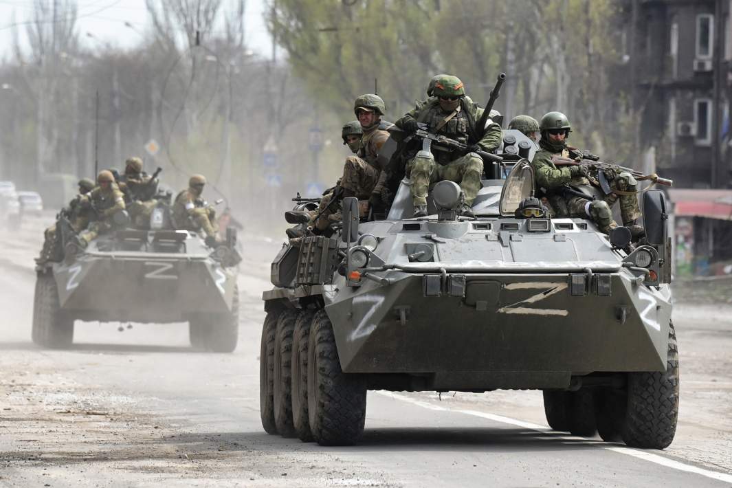 Военнослужащие ВС РФ на улице в Мариуполе