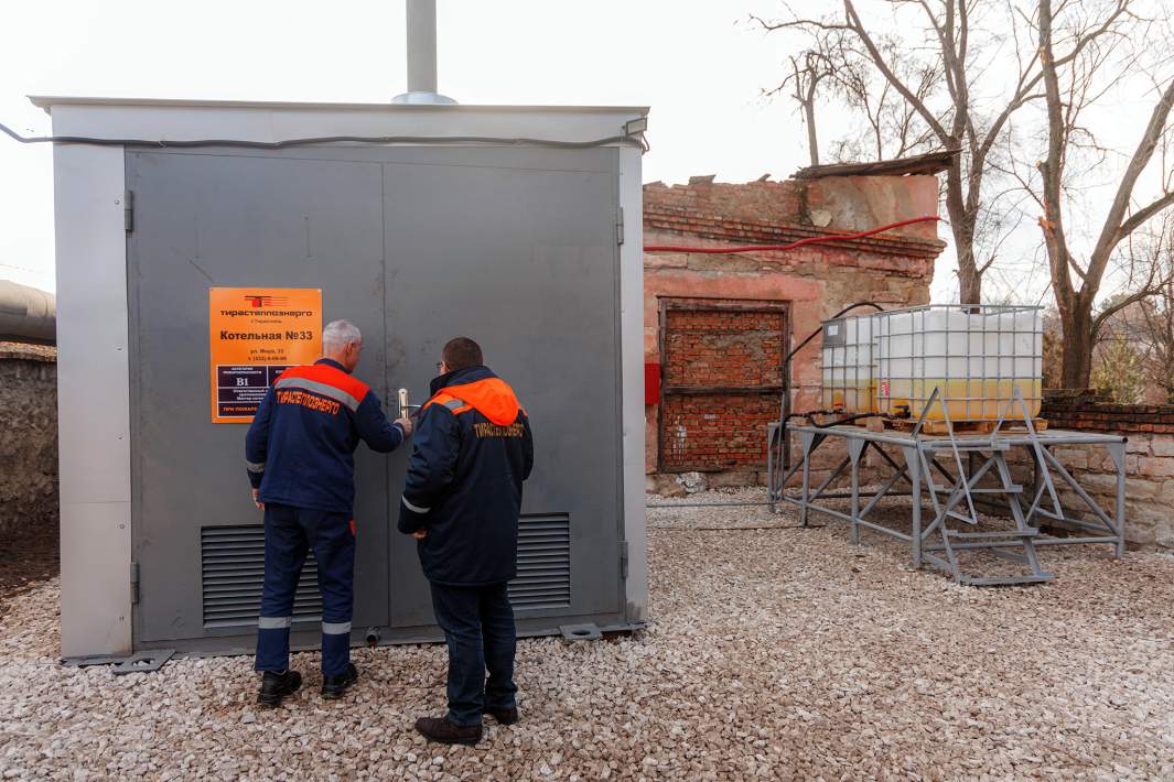Сотрудники "Тирастеплоэнерго" у котельной 