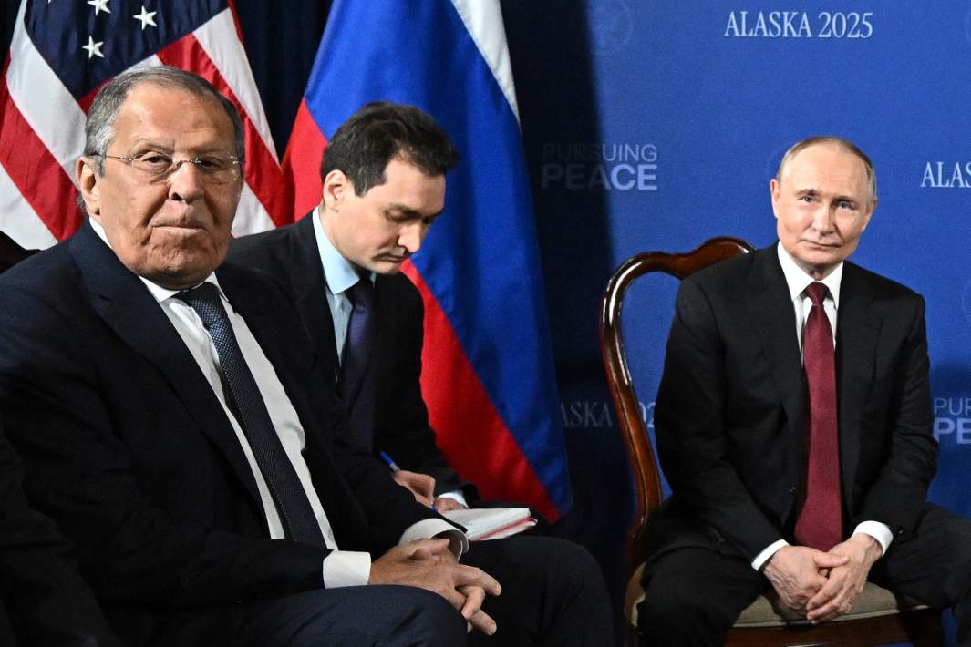 Президент РФ Владимир Путин во время переговоров с президентом США Дональдом Трампом в узком составе на Аляске. Слева – министр иностранных дел РФ Сергей Лавров. 15 августа 2025 года