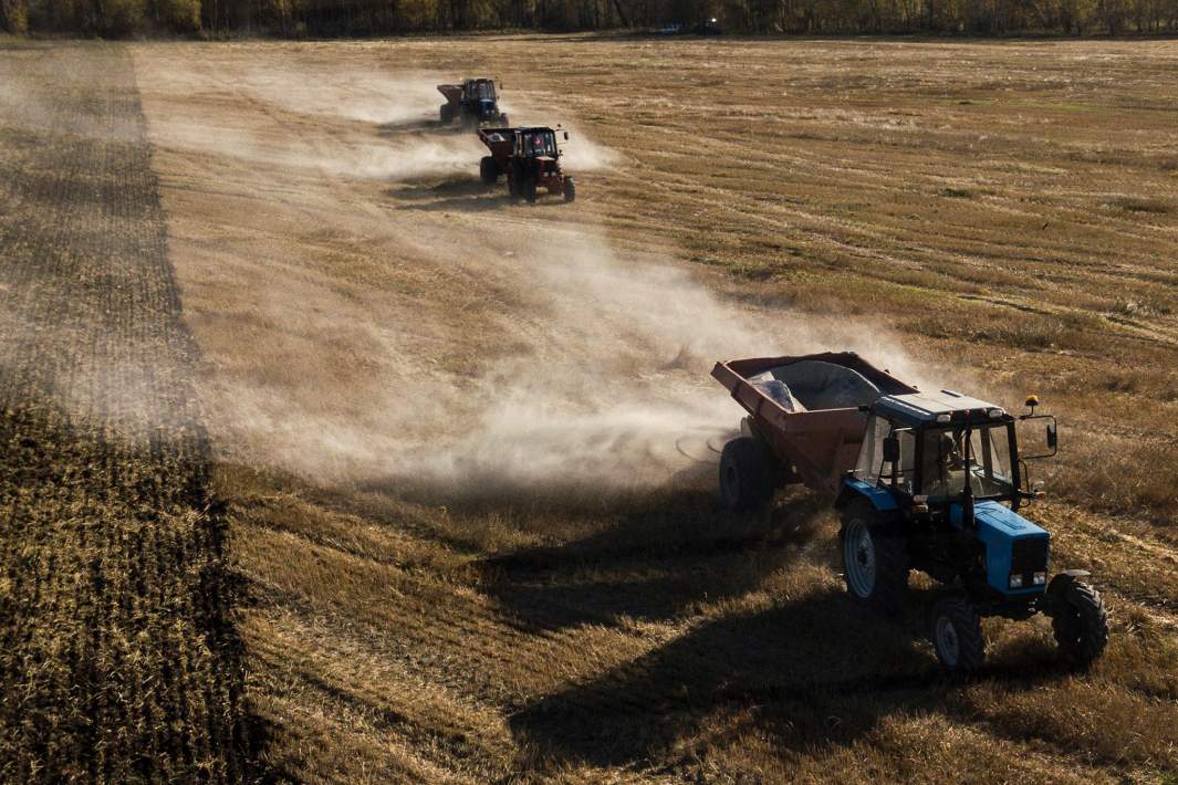 Обработка поля удобрениями 