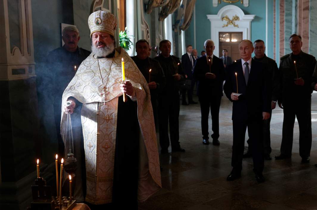 Президент РФ Владимир Путин в Петропавловском соборе в Санкт-Петербурге