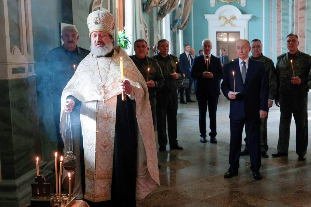 Президент РФ Владимир Путин в Петропавловском соборе в Санкт-Петербурге. 7 октября 2025 года