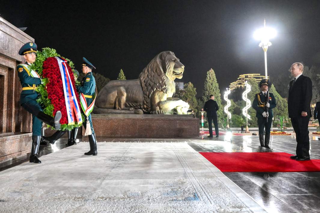 Президент РФ Владимир Путин принимает участие в церемонии возложения венка к памятнику Исмоилу Сомони в Душанбе