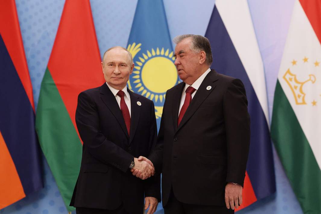 Президент РФ Владимир Путин и президент Таджикистана Эмомали Рахмон на заседании совета глав государств СНГ в Душанбе