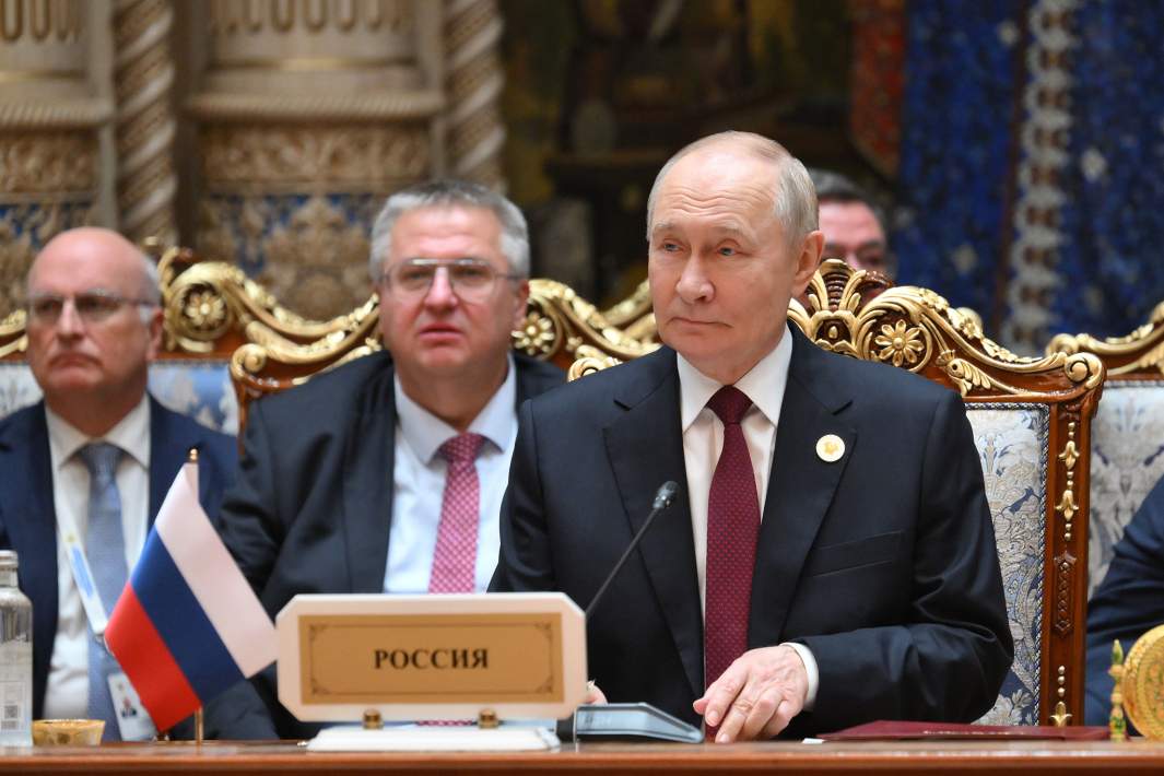 Президент РФ Владимир Путин на заседании совета глав государств СНГ в расширенном составе в Душанбе