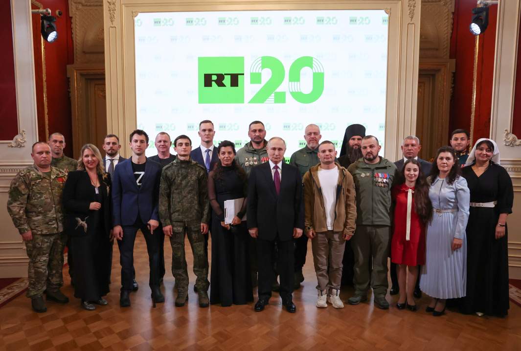 Президент РФ Владимир Путин во время группового фотографирования на праздновании 20-летия международного телеканала RT
