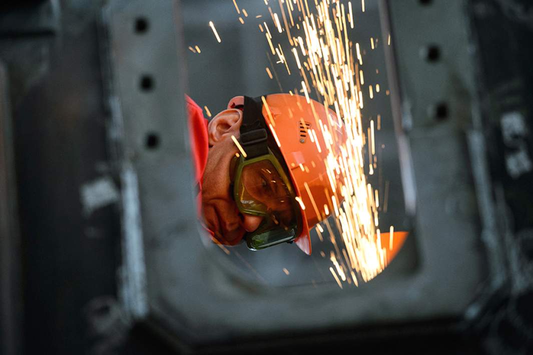 Рабочий в цехе механообработки, где изготавливают горное оборудование и детали для карьерных экскаваторов