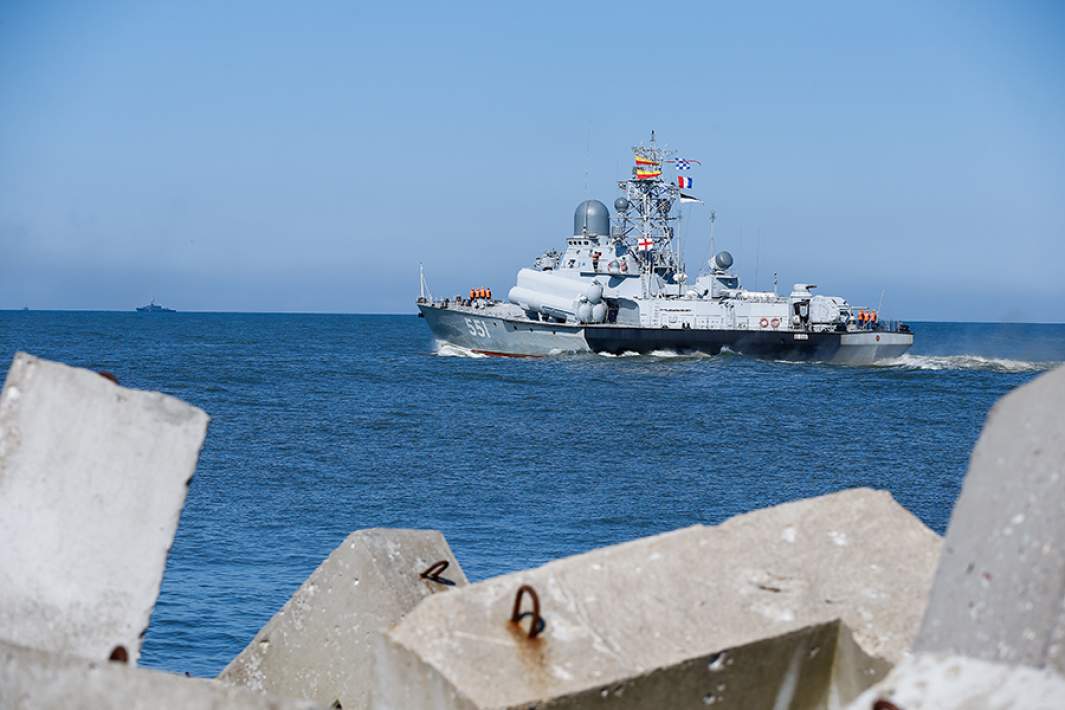 Малый ракетный корабль «Ливень» выходит в море для участия в учениях в Балтийске