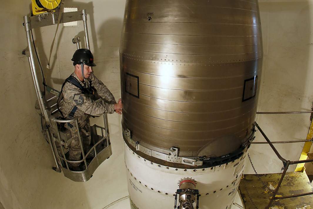 Военнослужащий США осматривает ракету Minuteman