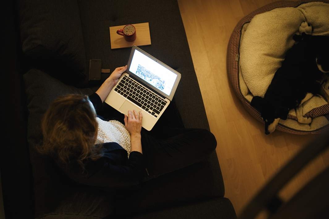 Девушка с ноутбуком у себя дома