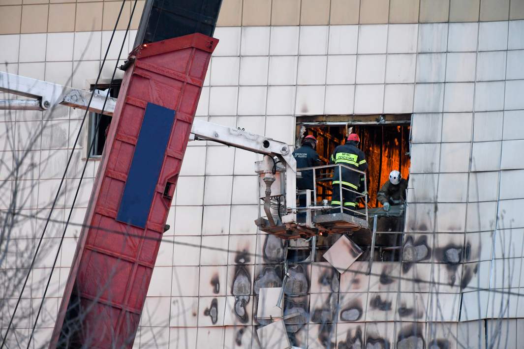 Сотрудники МЧС России в торгово-развлекательном центре "Зимняя вишня" на проспекте Ленина, где накануне в результате пожара погибли люди