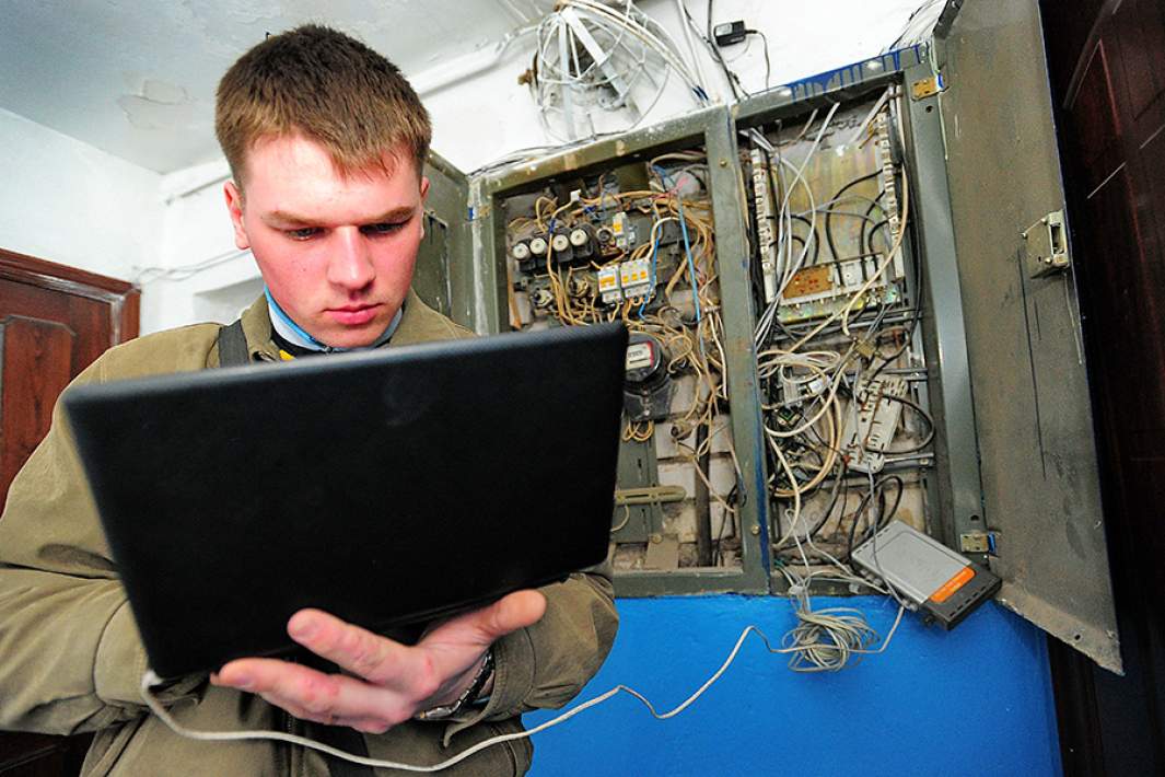 Работа специалиста по монтажу и обслуживанию оптоволоконных линий для интернета и цифрового телевидения в одном из домов