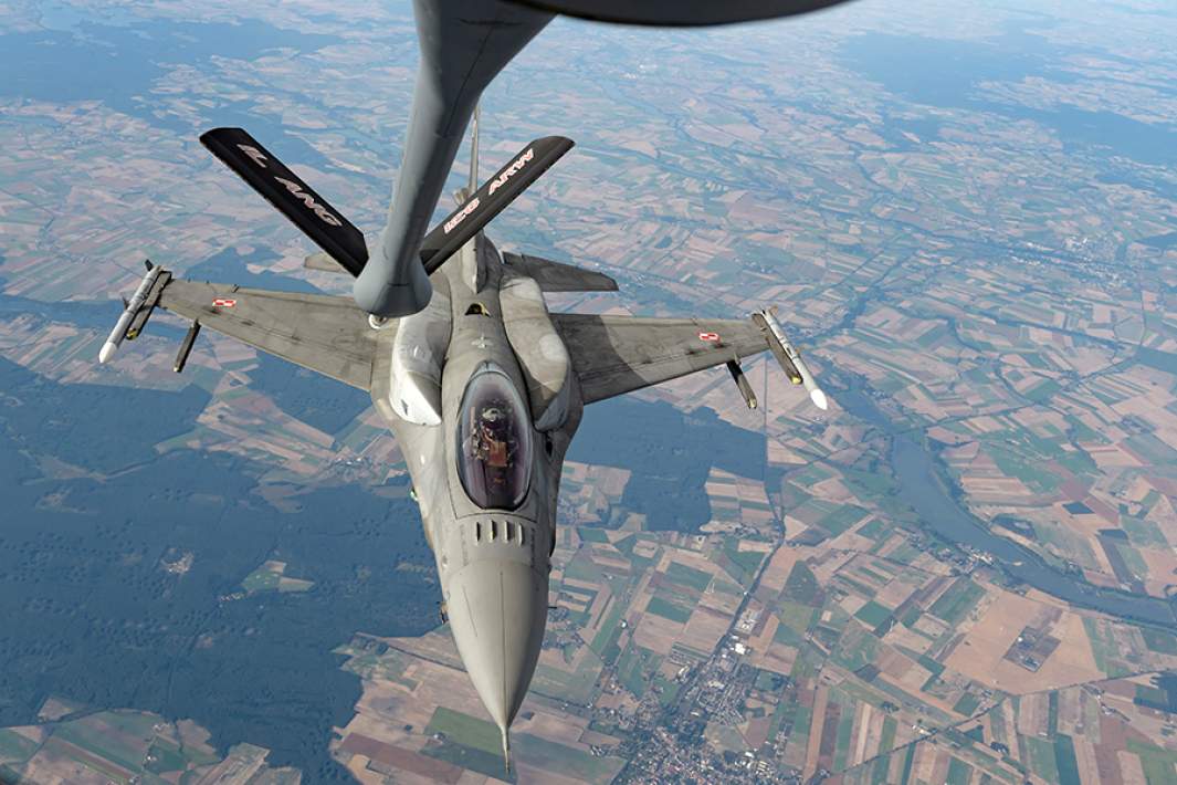 Истребитель F-16 ВВС Польши во время дозаправки в воздухе