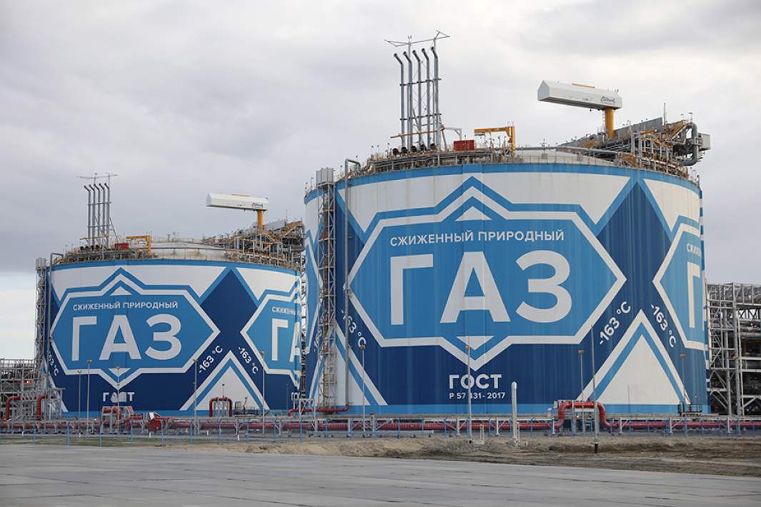 Цистерны для хранения сжиженного природного газа на территории завода по сжижению природного газа «Ямал СПГ» в поселке Сабетта