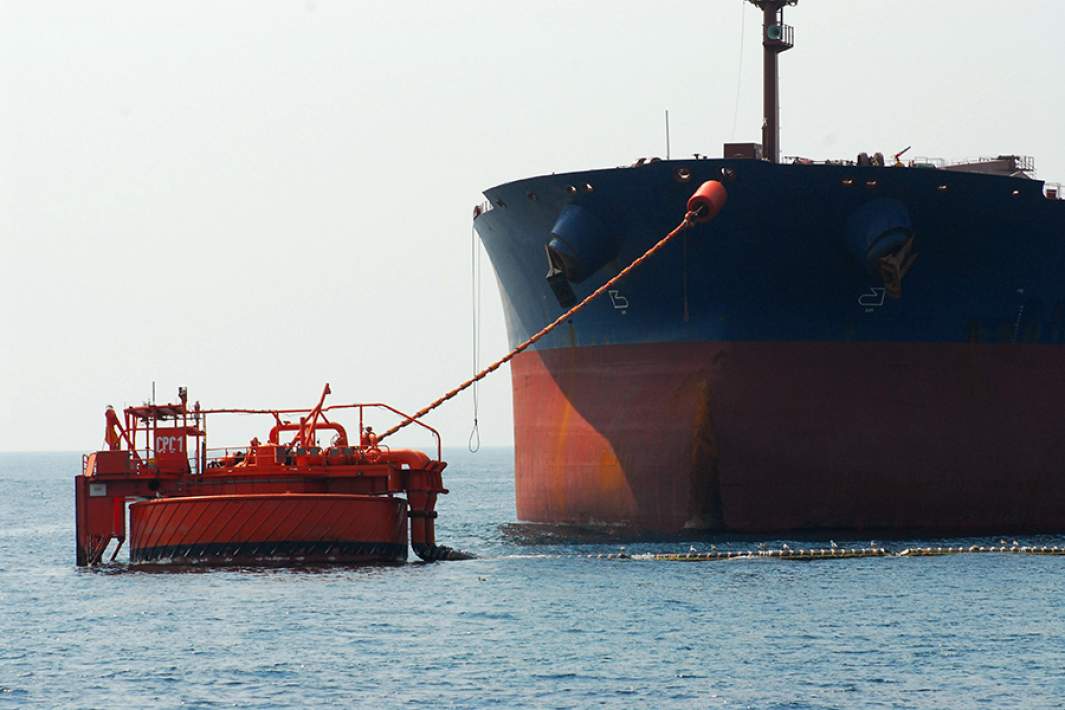 Закачка нефтепродуктов в танкер с помощью плавающего заливного устройства на морском терминале
