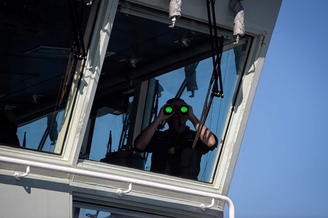 Офицер кандских ВМС на мостике корабля