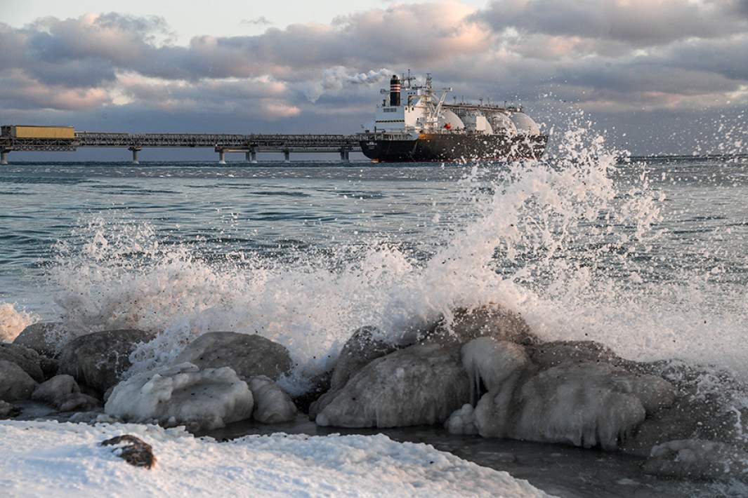 Танкер-газовоз у причала завода по производству сжиженного природного газа в производственном комплексе «Пригородное» на Сахалине
