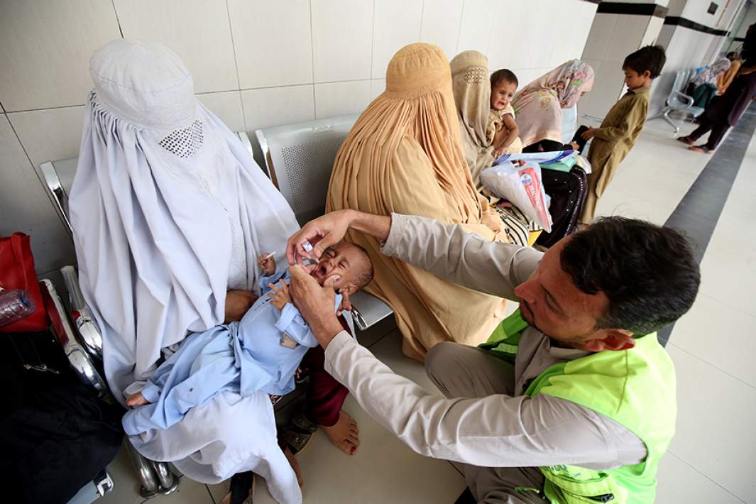 Вакцинация детей в одном из госпиталей Кабула