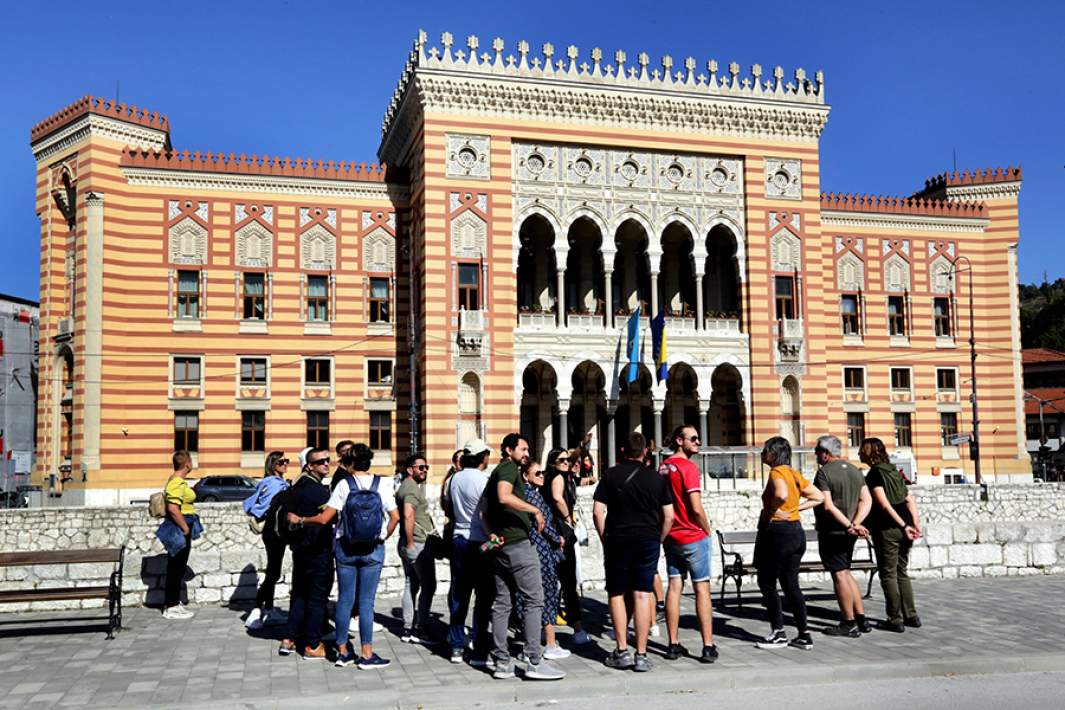 Туристы у здания городской ратуши в Сараево