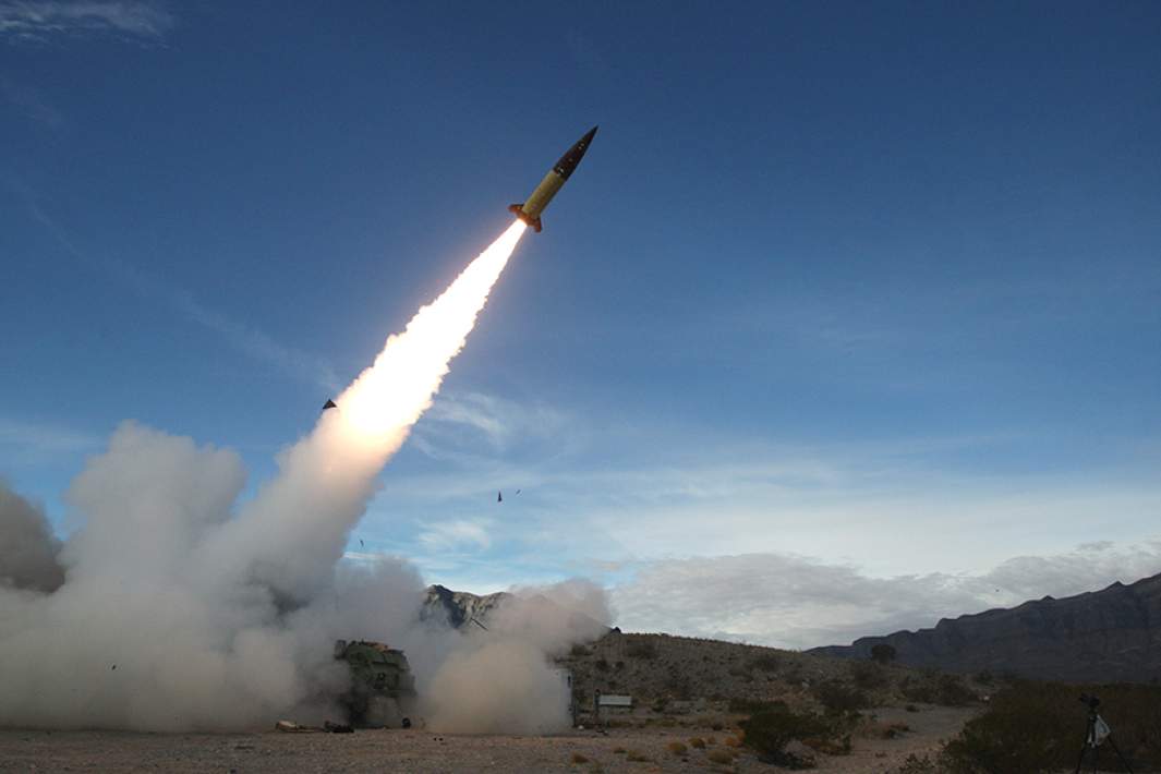 Un missile balistique ATACMS est lancé sur un site d'essai militaire au Nouveau-Mexique.
