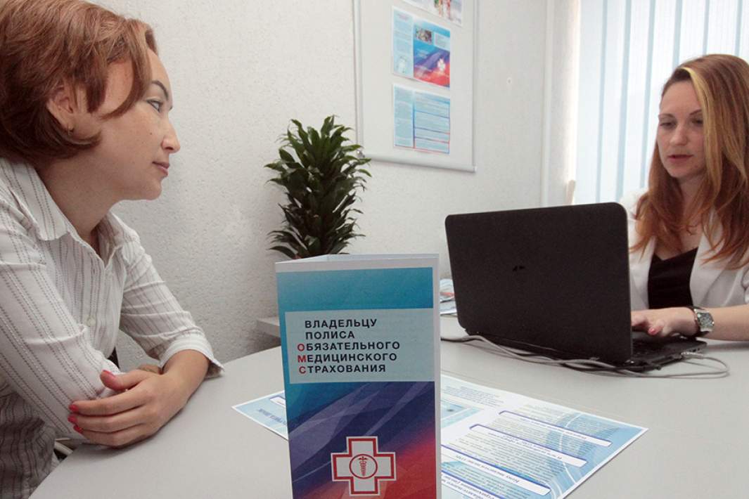 Во время выдачи полисов обязательного медицинского страхования