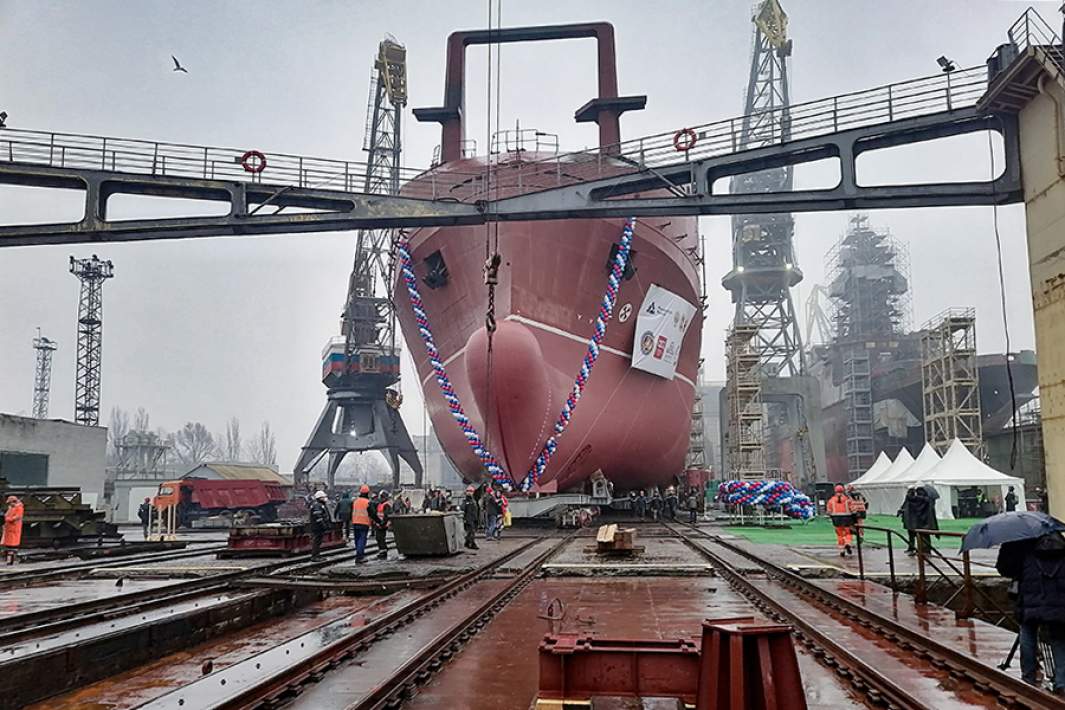 Большой морозильный рыболовный траулер «Виктор Гаврилов» во время спуска на воду на заводе ОСК «Янтарь» в Калининграде