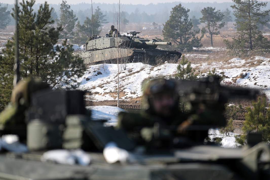 Многонациональные военные учения НАТО Oak Resolve на военной базе Адажи в Латвии