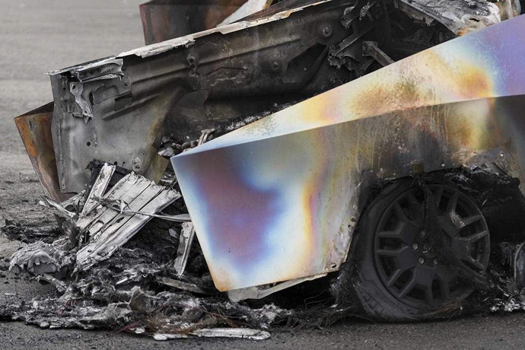 Сгоревший Tesla 