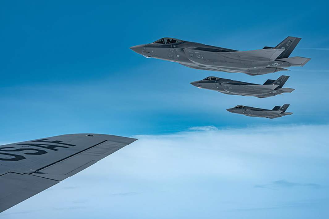 Американские истребитель F-35 в полете