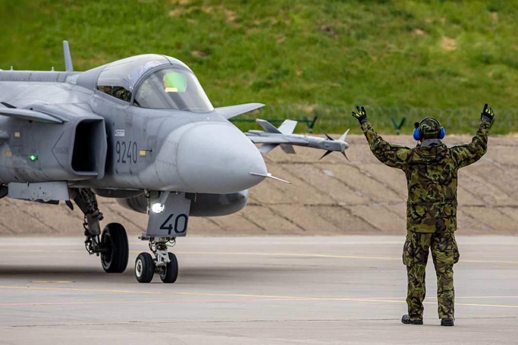 Подготовка к вылету шведского истребителя Gripen